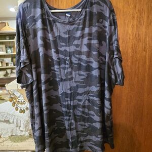 Old Navy Women's Black and Gray Camouflage Tee